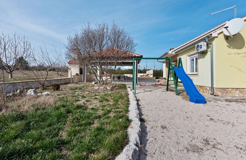 Benkovac Cottage | Peaceful Cottage in Benkovac with Swimming Pool