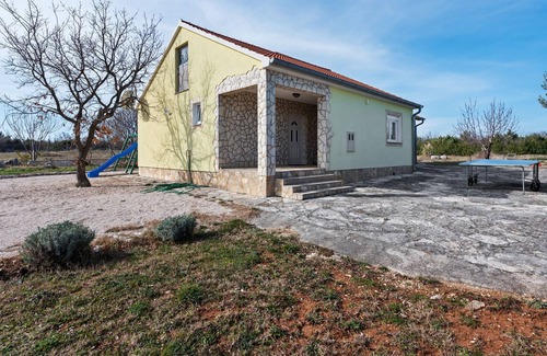 Benkovac Cottage | Peaceful Cottage in Benkovac with Swimming Pool