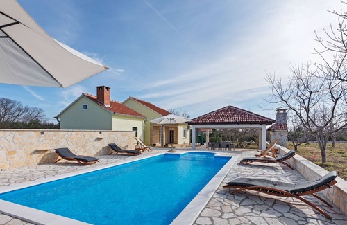 Benkovac Cottage | Peaceful Cottage in Benkovac with Swimming Pool