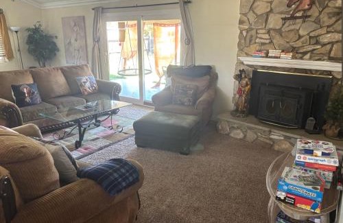Hemet House | Peaceful & Cozy 3 bedroom Ranch-Home w/Fireplace