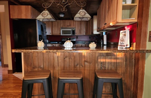 Jerseyville Cabin | Peaceful cozy cabin, with fireplace, on 30 acre farm. Near wineries and shopping