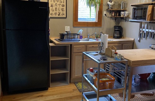 Sellwood-Moreland Apartment | Peaceful+Cozy StudioApt-Steps to Central Sellwood
