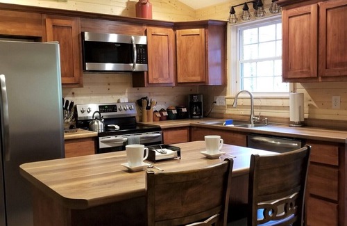 Highlands Cabin | Peaceful Creekside Cabin, Easy Access (Paved road) - Walnut Creek Haven