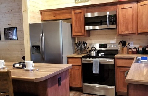 Highlands Cabin | Peaceful Creekside Cabin, Easy Access (Paved road) - Walnut Creek Haven