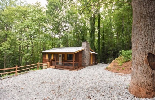 Highlands Cabin | Peaceful Creekside Cabin, Easy Access (Paved road) - Walnut Creek Haven