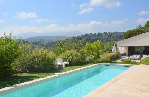 Saint-Paul-de-Vence Villa | Peaceful designed modern villa nestles in St Paul de Vence