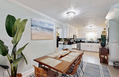 Open Sands House | Peaceful dog-friendly beach retreat with lovely patio - walk to beach & shops