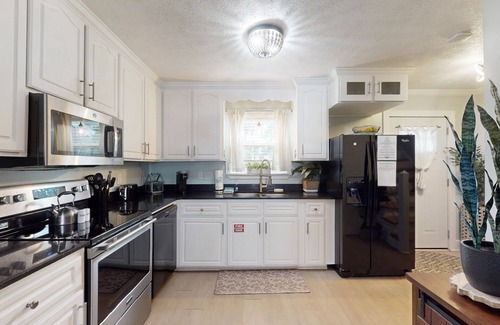 Open Sands House | Peaceful dog-friendly beach retreat with lovely patio - walk to beach & shops