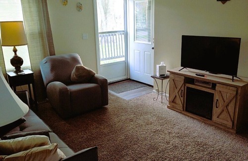 Cortland House | Peaceful Eagle One is nestled in a quaint small town near many attractions