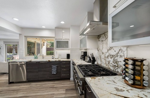 Magnesia Falls Cove House | PEACEFUL EASY FEELING - 28 Day Minimum Stay - 10% Off