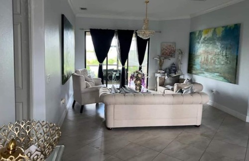River Hall House | peaceful, elegant 4/3 bedroom, bathroom home.