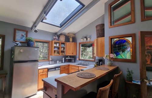 Volcano Apartment | Peaceful & Elegant Treetop Hideaway in Volcano Village