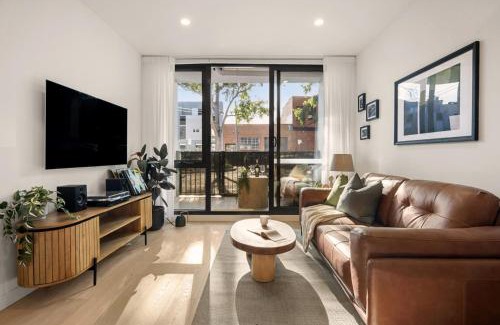 West Melbourne Apartment | Peaceful Escape with King Bed, Parking and Walk to CBD!