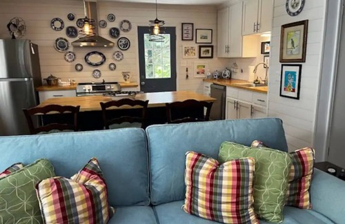 Hartwell Cottage | Peaceful Fall Get-A-Way on the Lake