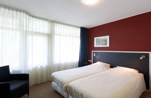 Renesse House | Peaceful Family Getaway w/Dining - nearby Local Attractions, Beach Escape