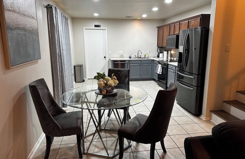 Southeast Arlington House | Peaceful Family Retreat – Minutes to AT&T & Rangers Stadiums, Six Flags & More!