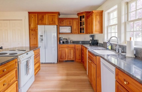 Andover House | Peaceful family retreat 100 acres and 10 minutes to Okemo, Lakes, National Park