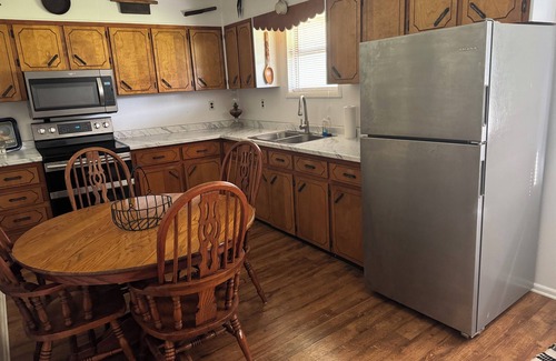 Russell Springs Cabin | Peaceful farm 3 miles from town and close to lake