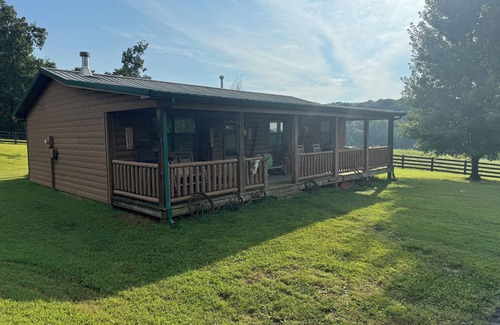 Russell Springs Cabin | Peaceful farm 3 miles from town and close to lake