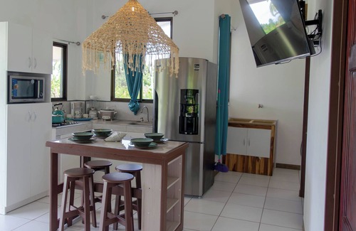 Matapalo House | Peaceful Gateway & Family Home to Enjoy the Nature Near Playa Linda Beach