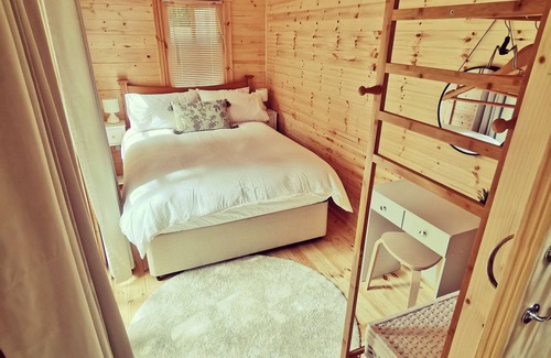 Twigworth Cabin | Peaceful gateway to the Cotswolds with Jacuzzi and lake.