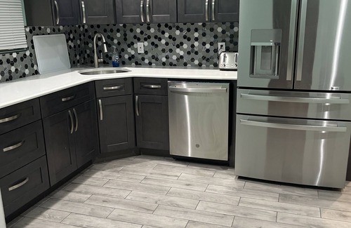 Roosevelt House | Peaceful Gathering Modern Kitchen & Living space