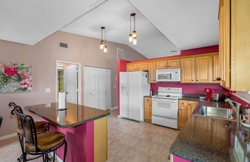 Greater Northdale House | Peaceful Geataway! Amazing location near all