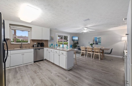Isle of Palms House | Peaceful Getaway Heated Pool Mayo Jags Games Beach