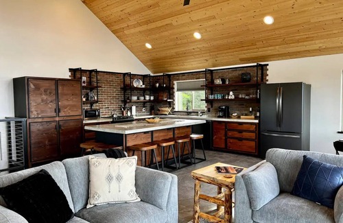Homer House | Peaceful Getaway with Stunning Viewsnn
