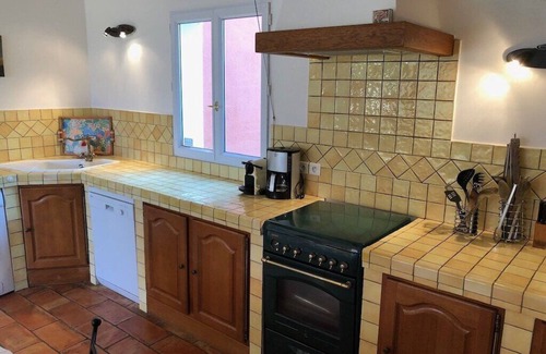 Roussillon Cottage | Peaceful haven for 4 surrounded by vineyards and lavender fields