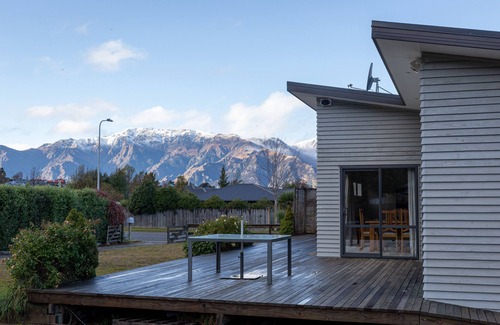 Lake Hawea House | Peaceful Hawea Escape - 700m from the lake