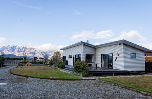 Lake Hawea House | Peaceful Hawea Escape - 700m from the lake
