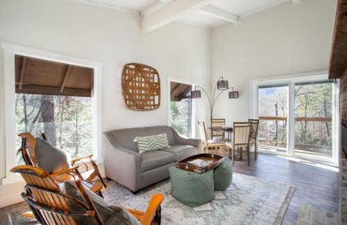 Townsend House | Peaceful Heights with Cozy Decks and Smart TV