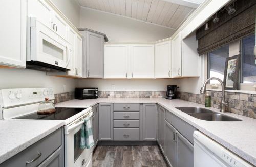 Townsend House | Peaceful Heights with Cozy Decks and Smart TV