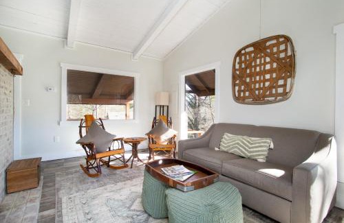 Townsend House | Peaceful Heights with Cozy Decks and Smart TV