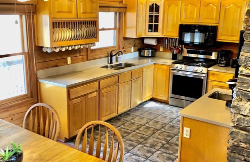 Centerville Cabin | Peaceful Hills Retreat Lodge with a Great View, a Pond, a Fireplace, Sleeps 10.