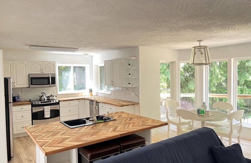 Fanny Bay House | Peaceful home in the trees by the ocean