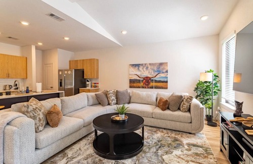Roman Forest House | Peaceful home near 59 N
