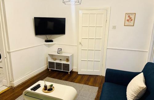 Newark upon Trent Apartment | Peaceful Home - Near City Centre - QMC - Arnold Market - Sleeps 8