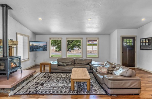 Southwest Bend House | Peaceful & idyllic Bend garden home 1.5 miles from the Old Mill!