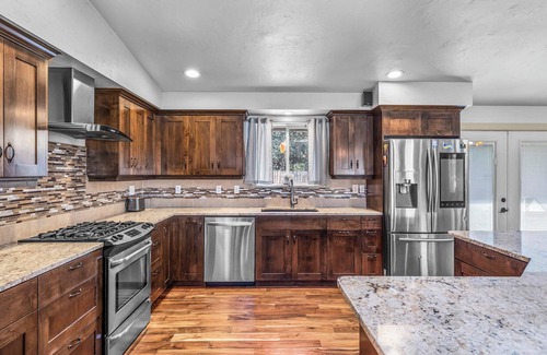 Southwest Bend House | Peaceful & idyllic Bend garden home 1.5 miles from the Old Mill!