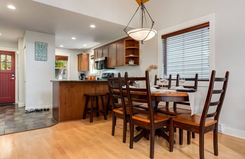 Regional District of Nanaimo Cabin | Peaceful, immaculate & fully equipped!