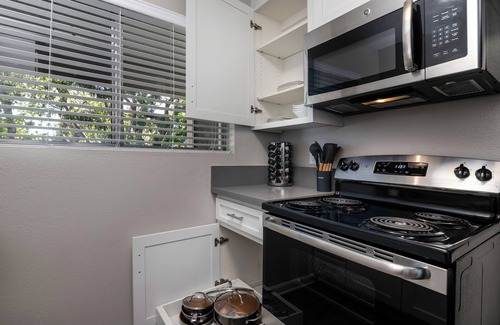 Thousand Oaks Apartment | Peaceful King Suite near FSAC & Proactive Sports w/Gym Access & 1 Gig WiFi