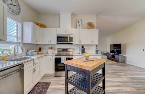 Del Mar House | Peaceful Lady Lake Home w/Screened-In Porch!
