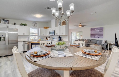 Del Mar House | Peaceful Lady Lake Home w/Screened-In Porch!