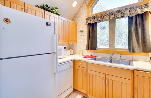 Lake Lure Cottage | Peaceful Lake Lure Cabin w/Fireplace!