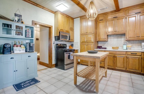 Granbury Cottage | Peaceful Lakefront! 2 miles to square🏡kayaks🎣huge dock🏊firepits🦋fishing🌸recharge
