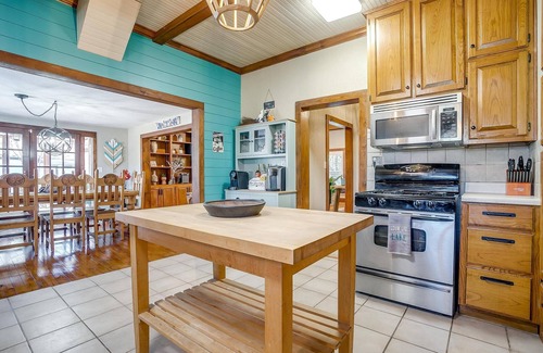 Granbury Cottage | Peaceful Lakefront! 2 miles to square🏡kayaks🎣huge dock🏊firepits🦋fishing🌸recharge