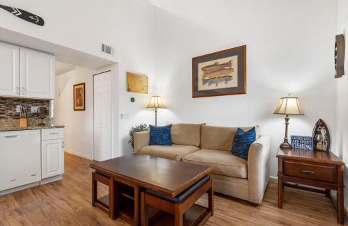 Branson House | Peaceful Lakeview Escape - For 6