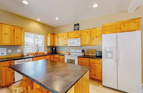 La Pine House | Peaceful Lapine 3 BR Getaway, sleeps up to 8